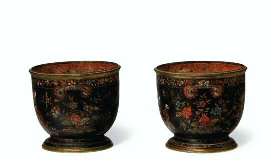 A PAIR OF FRENCH POLYCHROME-DECORATED BRASS JARDINIERES - Foto 3