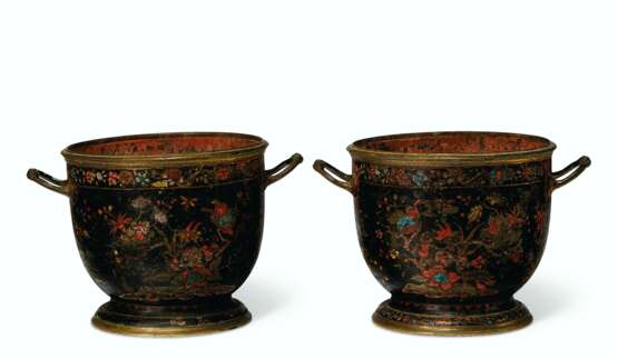 A PAIR OF FRENCH POLYCHROME-DECORATED BRASS JARDINIERES - Foto 4