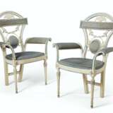 A PAIR OF NORTH ITALIAN CREAM AND BLUE-PAINTED ARMCHAIRS - Foto 1