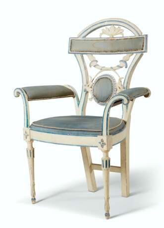 A PAIR OF NORTH ITALIAN CREAM AND BLUE-PAINTED ARMCHAIRS - фото 2