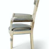 A PAIR OF NORTH ITALIAN CREAM AND BLUE-PAINTED ARMCHAIRS - Foto 4
