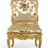 Tilliard, Jean-Baptiste. A LOUIS XV GILTWOOD AND CANED CHAISE - Foto 1