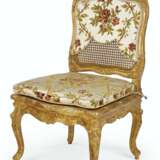 Tilliard, Jean-Baptiste. A LOUIS XV GILTWOOD AND CANED CHAISE - Foto 2
