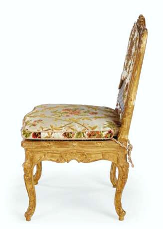 Tilliard, Jean-Baptiste. A LOUIS XV GILTWOOD AND CANED CHAISE - Foto 3