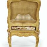 Tilliard, Jean-Baptiste. A LOUIS XV GILTWOOD AND CANED CHAISE - Foto 4