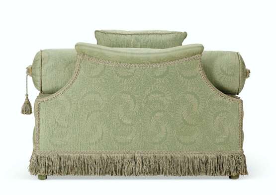 A SILK UPHOLSTERED DAYBED - photo 3