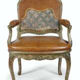 A LOUIS XV GREY AND GREEN-PAINTED FAUTEUIL - Foto 1