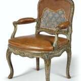 A LOUIS XV GREY AND GREEN-PAINTED FAUTEUIL - Foto 2