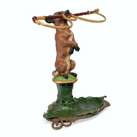 A LATE VICTORIAN POLYCHROME-PAINTED CAST-IRON UMBRELLA STAND... - Foto 2