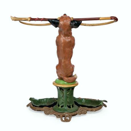 A LATE VICTORIAN POLYCHROME-PAINTED CAST-IRON UMBRELLA STAND... - Foto 4