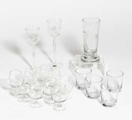 Konvolut von 18 Gläsern mit reiterlichen Gravuren und Dekorationen