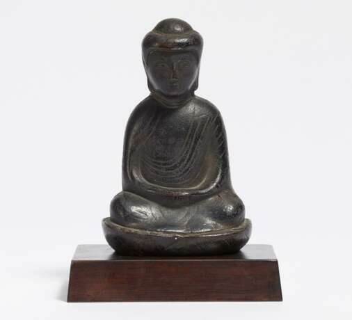 Relieffigur eines Buddha in Meditation auf Lotossockel - photo 1