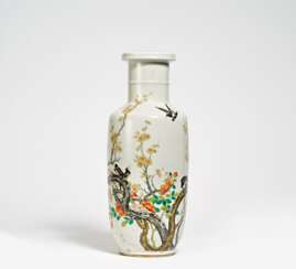 Rouleau-Vase mit Elstern auf blühenden Pflaumen
