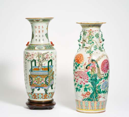 Zwei große Vasen mit Antiquitäten und Kalligraphie bzw. Phönixpaar in Päonien - фото 1