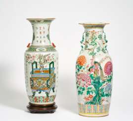 Zwei große Vasen mit Antiquitäten und Kalligraphie bzw. Phönixpaar in Päonien