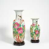 Zwei Vasen mit Chinabülbüls in prachtvollen Päonien - photo 1