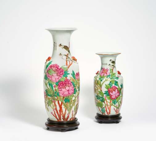 Zwei Vasen mit Chinabülbüls in prachtvollen Päonien - Foto 1