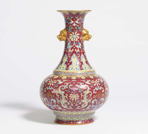 Vase mit chi-Drachen und Löwenkopf-Henkeln - фото 1