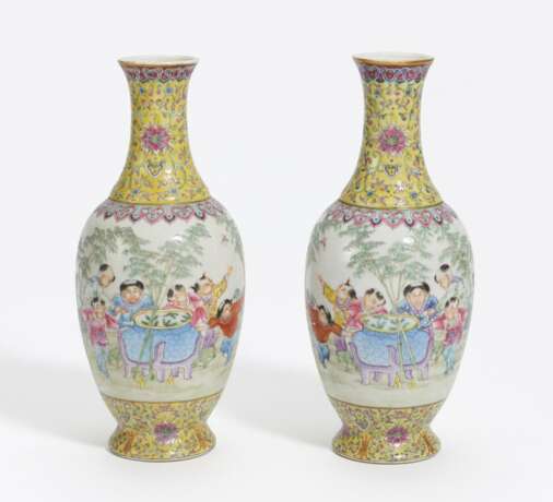 Paar Vasen mit spielenden Knaben - Foto 1