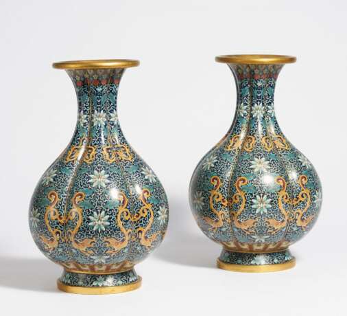 Paar sechspassige Vasen mit Drachen und dichten Lotosranken - Foto 1