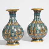 Paar sechspassige Vasen mit Drachen und dichten Lotosranken - Foto 1