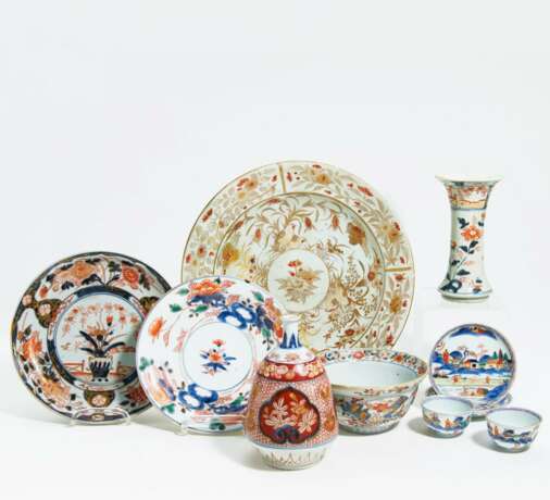 Tokkuri, Vase, zwei Teller, Schale und Paar Koppchen mit Untertellern - Foto 1