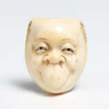 Netsuke: Kyôgen-Maske eines Manns als Affe - фото 2