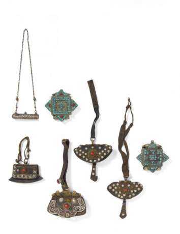 Vier Feuerzeugtaschen und drei Amulettbehälter - Foto 1