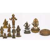 Neun Götterfiguren, eine Opferdose und ein Thangka des Rahula - Foto 1