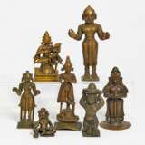Neun Götterfiguren, eine Opferdose und ein Thangka des Rahula - Foto 2
