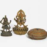 Neun Götterfiguren, eine Opferdose und ein Thangka des Rahula - photo 3