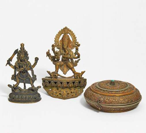 Neun Götterfiguren, eine Opferdose und ein Thangka des Rahula - фото 3