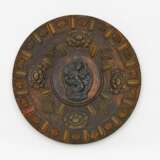 Seltenes Paneel mit stehendem Padmapani und Holzteller mit buddhistischen Darstellungen - photo 3