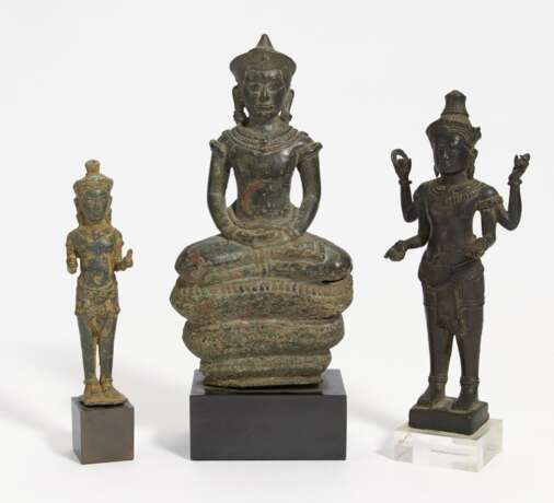 Zwei stehende Figuren und Buddha auf Schlangenthron - фото 1