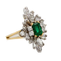 Ring mit Smaragd und Diamanten zusammen ca. 1 ct,