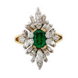 Ring mit Smaragd und Diamanten zusammen ca. 1 ct, - photo 2