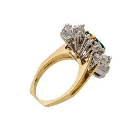 Ring mit Smaragd und Diamanten zusammen ca. 1 ct, - photo 3