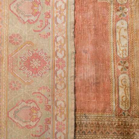 Antiker Orientteppich aus Seide, 19. Jahrhundert, 129x243 cm. - фото 2