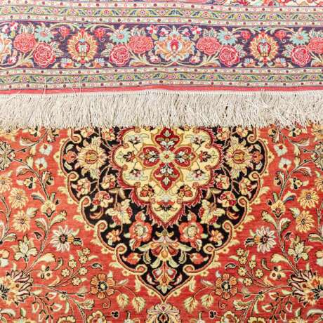 Orientteppich aus Seide. 20. Jahrhundert, 208x132 cm. - Foto 3