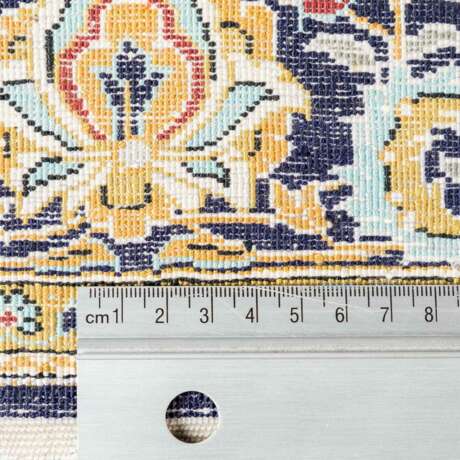 Orientteppich aus Seide. 20. Jahrhundert, 160x107 cm. - Foto 5