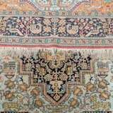 Orientteppich aus Seide. 20. Jahrhundert, 208x136 cm. - photo 3