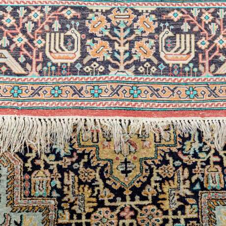 Orientteppich aus Seide. 20. Jahrhundert, 208x136 cm. - photo 4