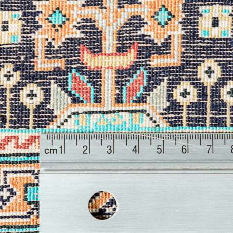 Orientteppich aus Seide. 20. Jahrhundert, 208x136 cm. - photo 5