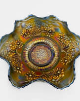 Сервировочная тарелка "Bouquet". США, Fenton, карнавальное стекло, ручная работа, 1907-1920 гг Сервировочная тарелка "Bouquet". США, Fenton, карнавальное стекло, ручная работа, 1907-1920 гг