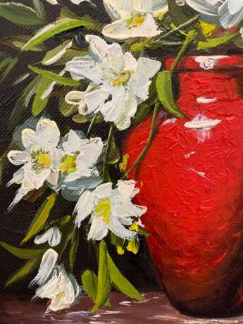 Peinture «Fleurs blanches dans un vase rouge.», Toile sur le sous-châssis, Peinture à l'huile, Impressionnisme, Nature morte, 2020 - photo 2