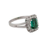 Ring mit grünem Turmalin und 14 Brillanten zusammen ca. 0,4 ct, - photo 1