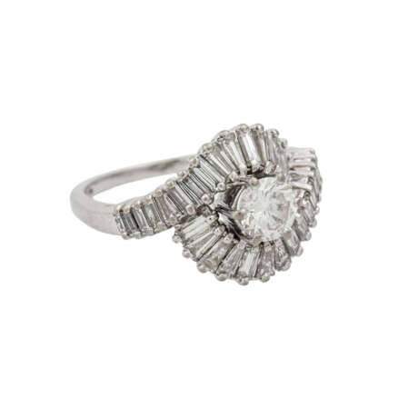 Ring mit Brillant von ca. 0,6 ct, - фото 1