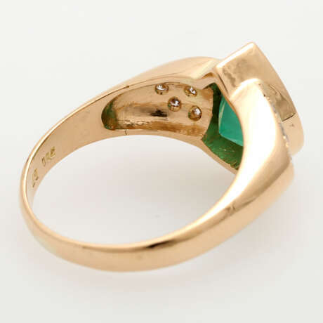Ring mit 1 fac. Smaragdtropfen, ca. 10x8mm, flankiert von 12 Brillanten, - photo 3