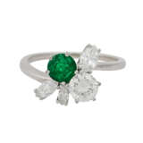 Ring mit Brillant ca. 0,5 ct, Smaragd und 3 Diamantnavettes, - Foto 2