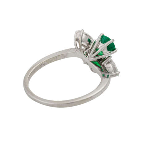 Ring mit Brillant ca. 0,5 ct, Smaragd und 3 Diamantnavettes, - Foto 3